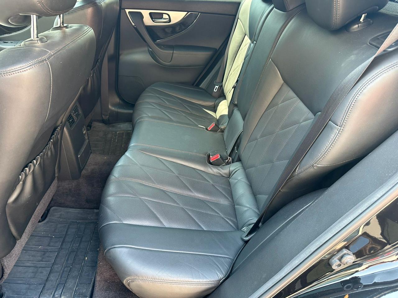 Infiniti QX70 3.0 diesel V6 AT GT Premium