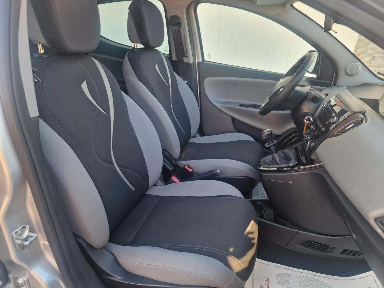 Lancia Ypsilon 1.2 benzina 70cv Tetto panoramico