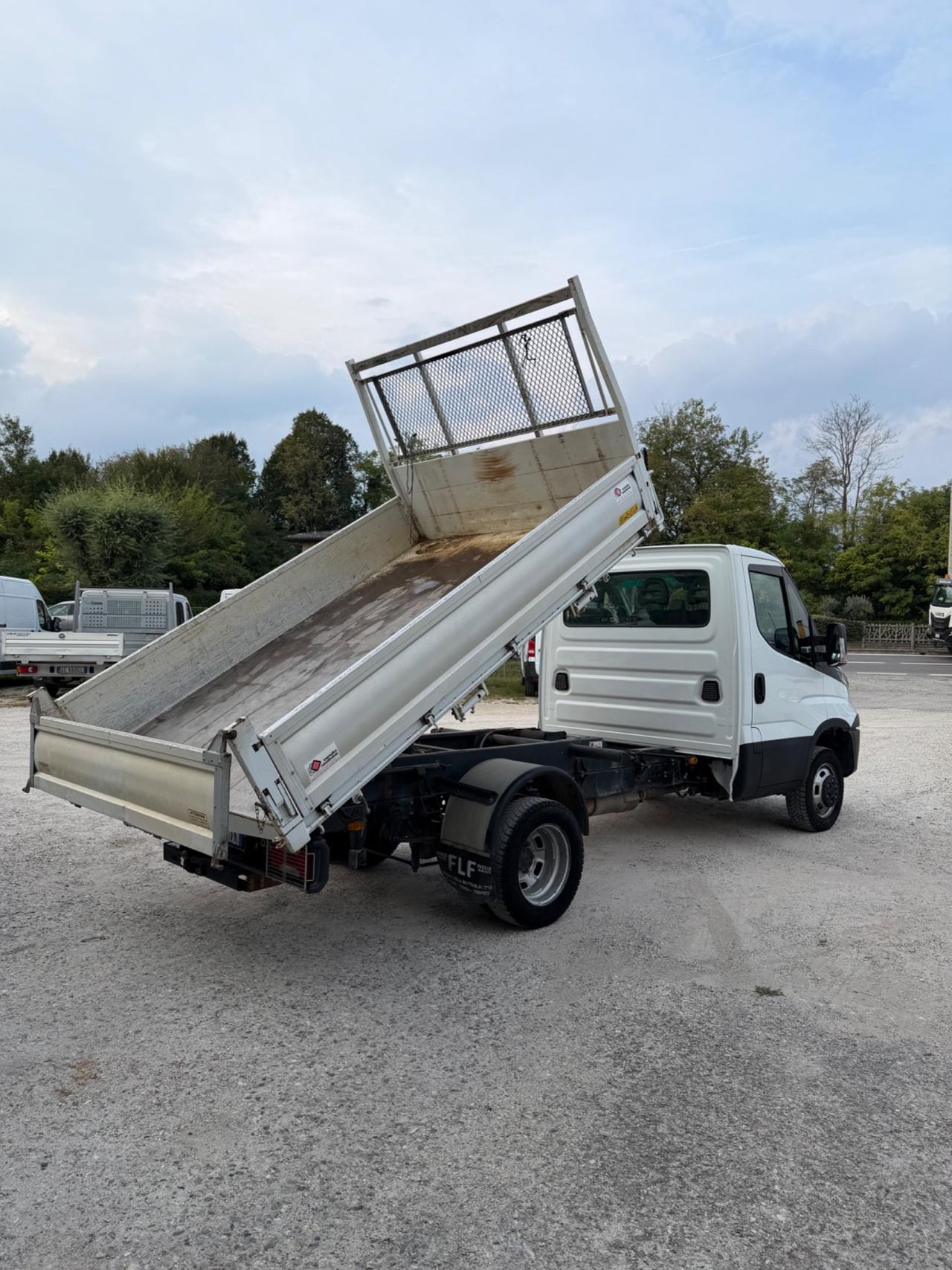 Iveco Daily ribaltabile con gru