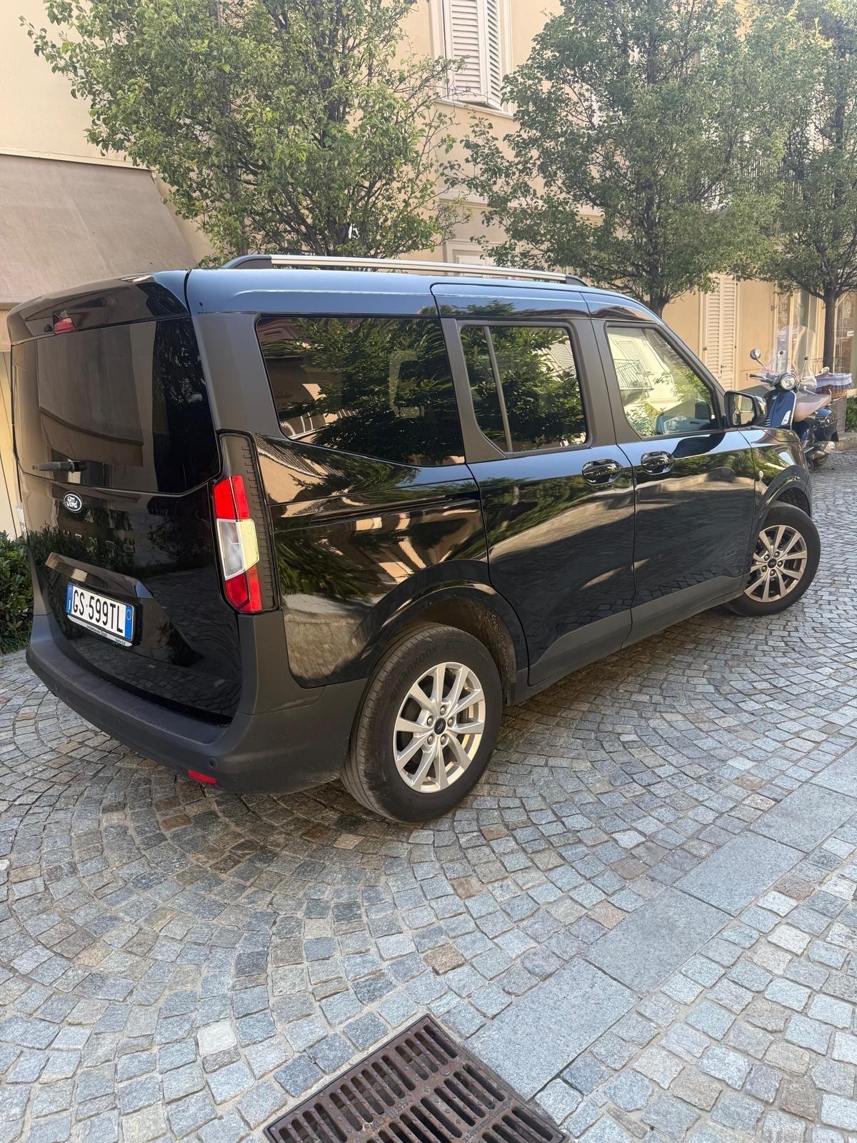 Ford Tourneo Courier 1.0 EcoBoost Titanium