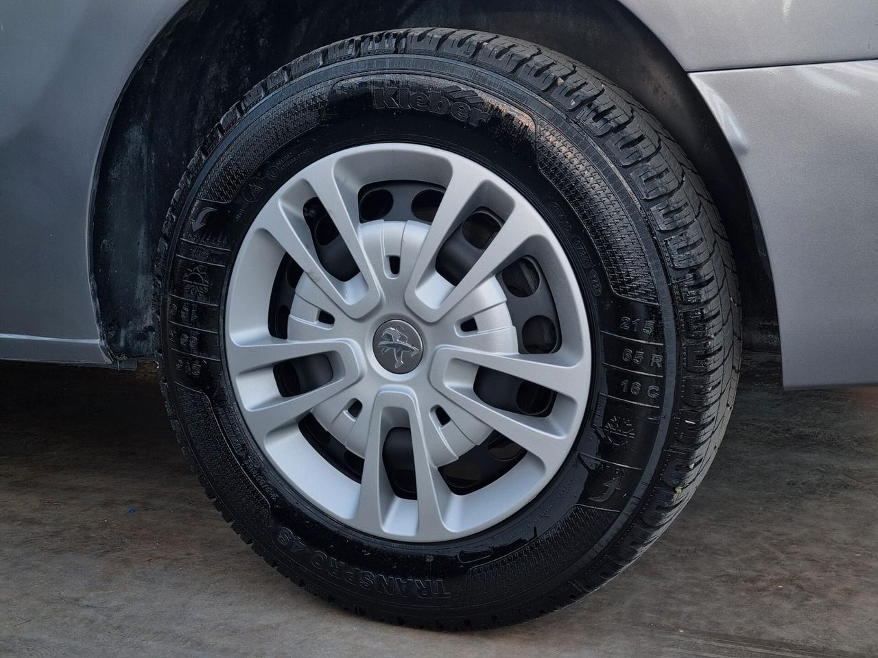 Peugeot TRAVELLER BLUEHDI 120 S&S BUSINESS STANDARD FP TRAVELLER BLUEHDI 120 S&S BUSINESS STANDARD FP