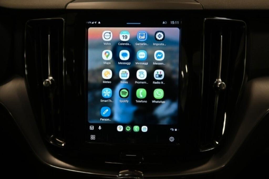 VOLVO XC40 2.0D D3 150CV 6M. MOMENTUM CORE ( FARI LED - COCKPIT - CRUISE - MIRROR - NAVI - SENSORI POST. - TELECAMERA POST. )