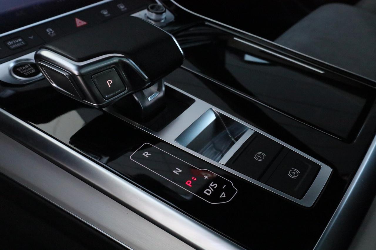 AUDI Q8 S LINE