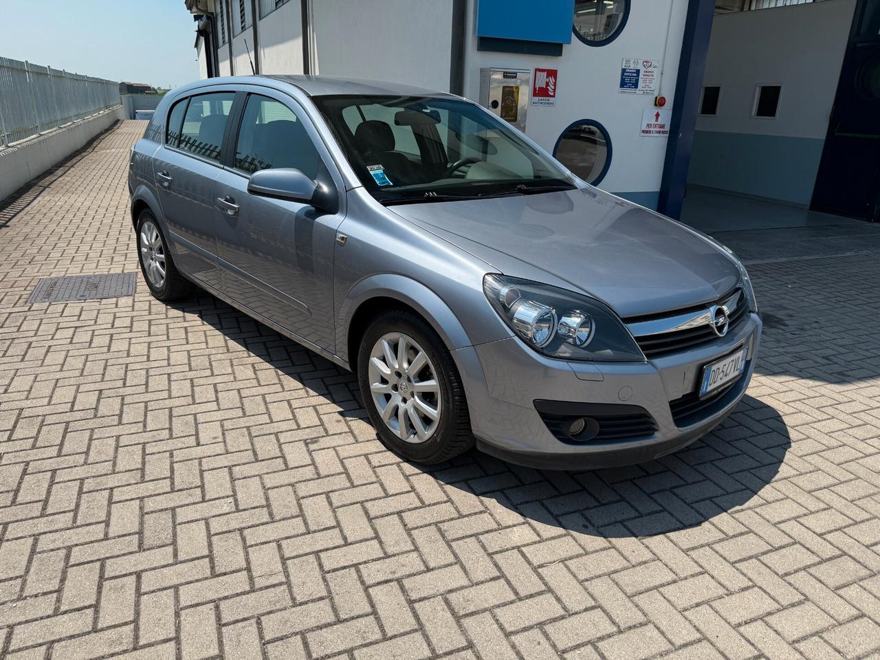Opel Astra 1.6 16V Twinport 5 porte Cosmo