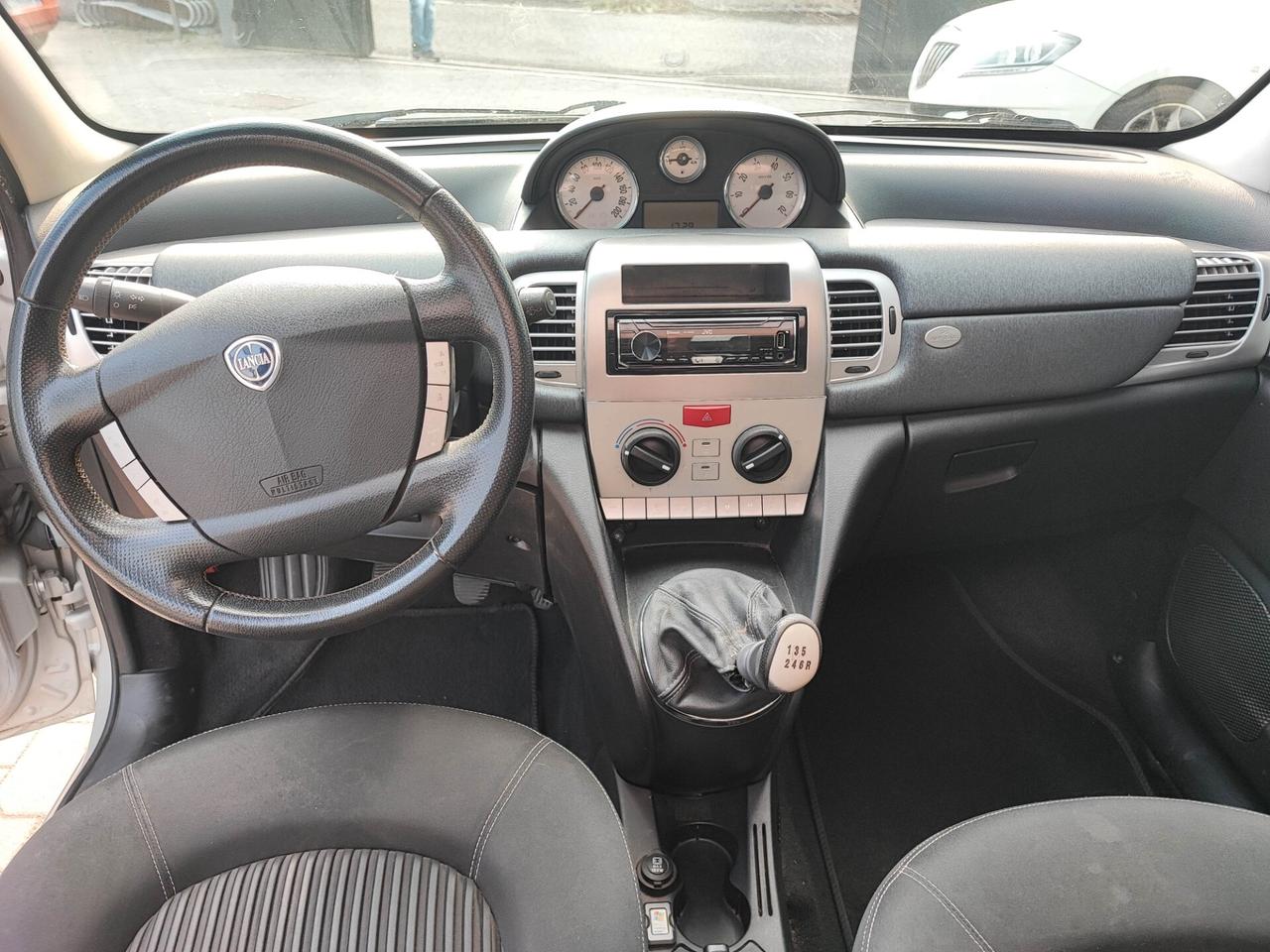 Lancia Ypsilon 1.4 16V MomoDesign