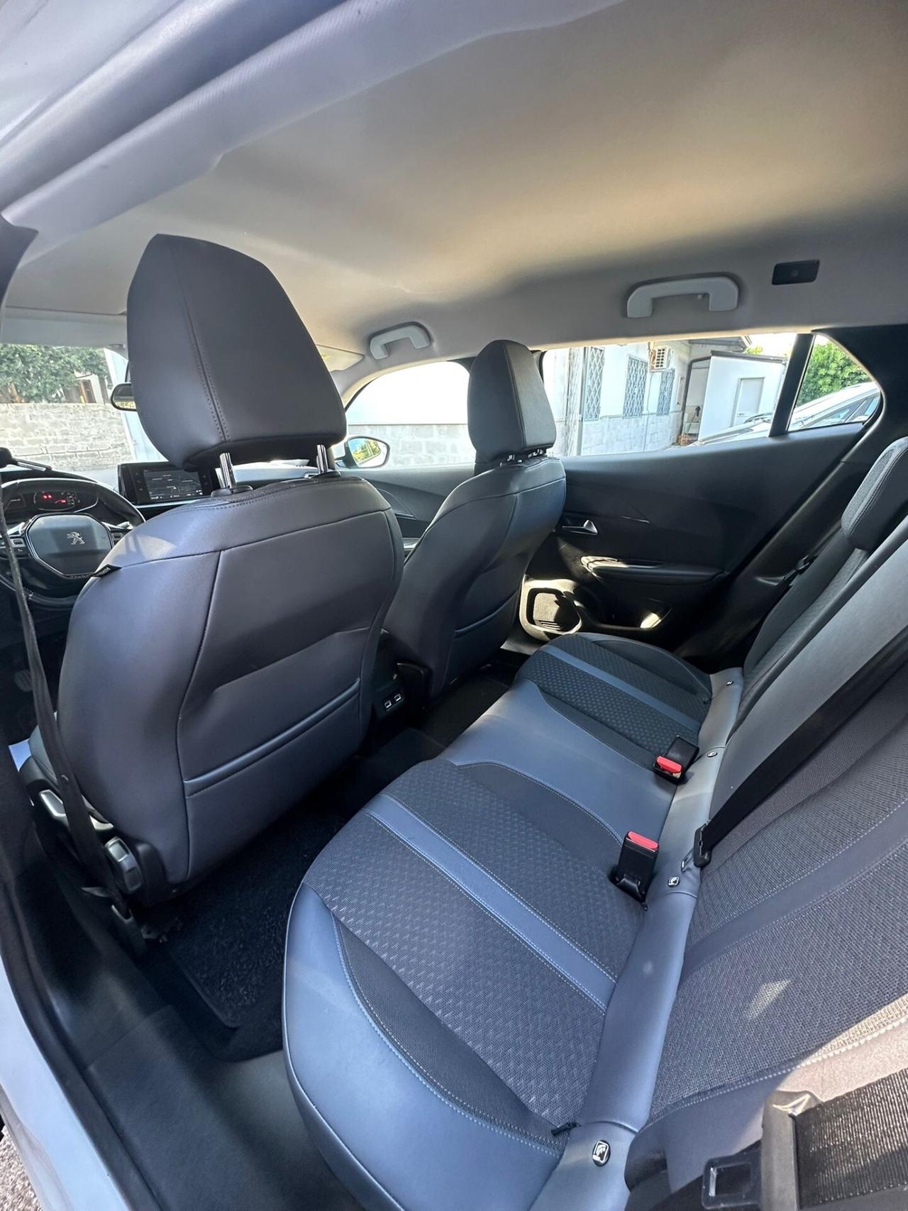 Peugeot 2008 BlueHDi 100 S&S Allure Navi Pack