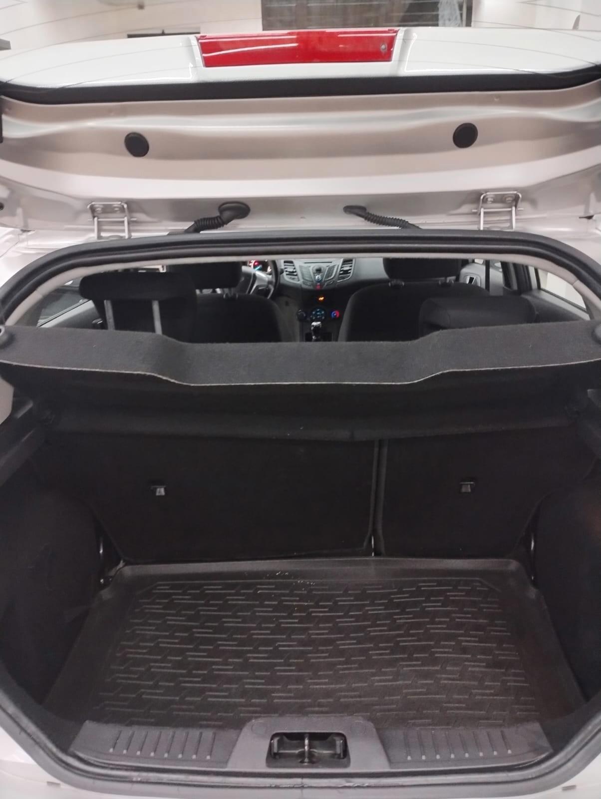 Ford Fiesta 1.5 TDCi 75CV - Affidabile, Economica e Pronta a Partire!