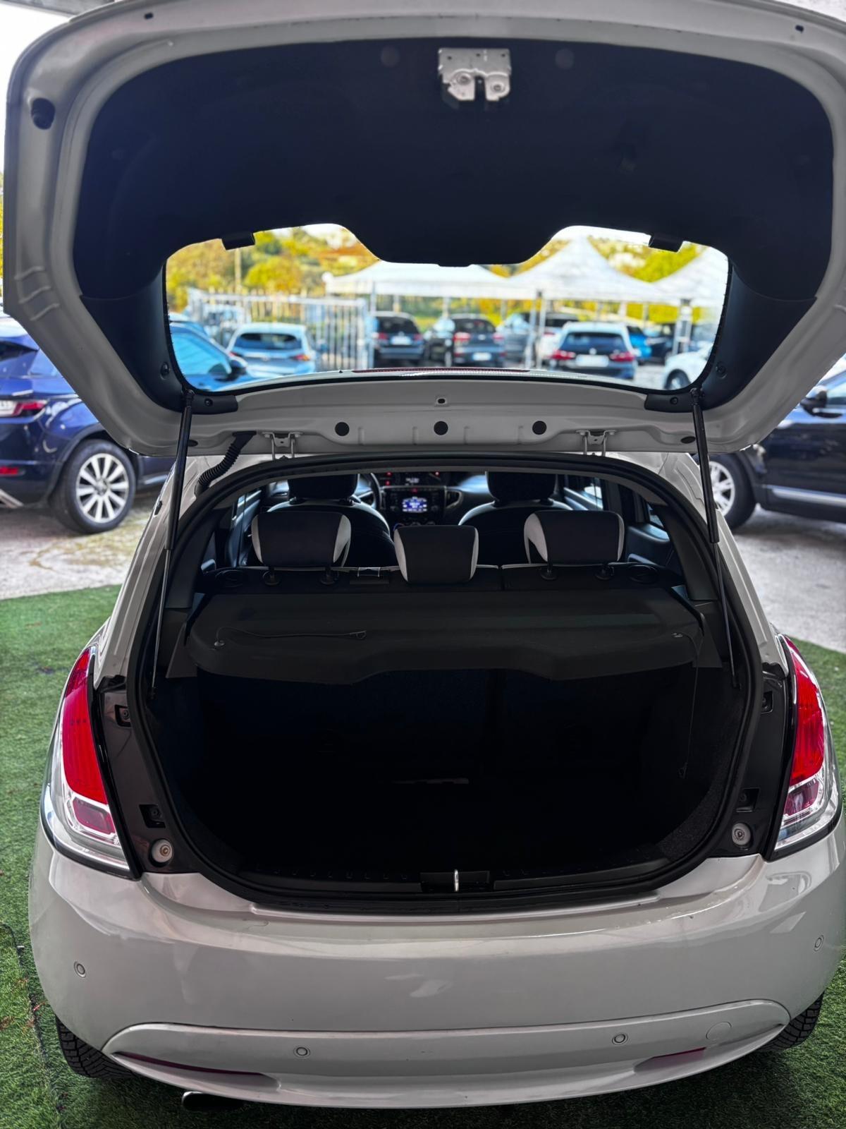 Lancia Ypsilon 1.3 MJT 16V 95 CV 5 porte S&S Platinum. Vettura Per Commercianti