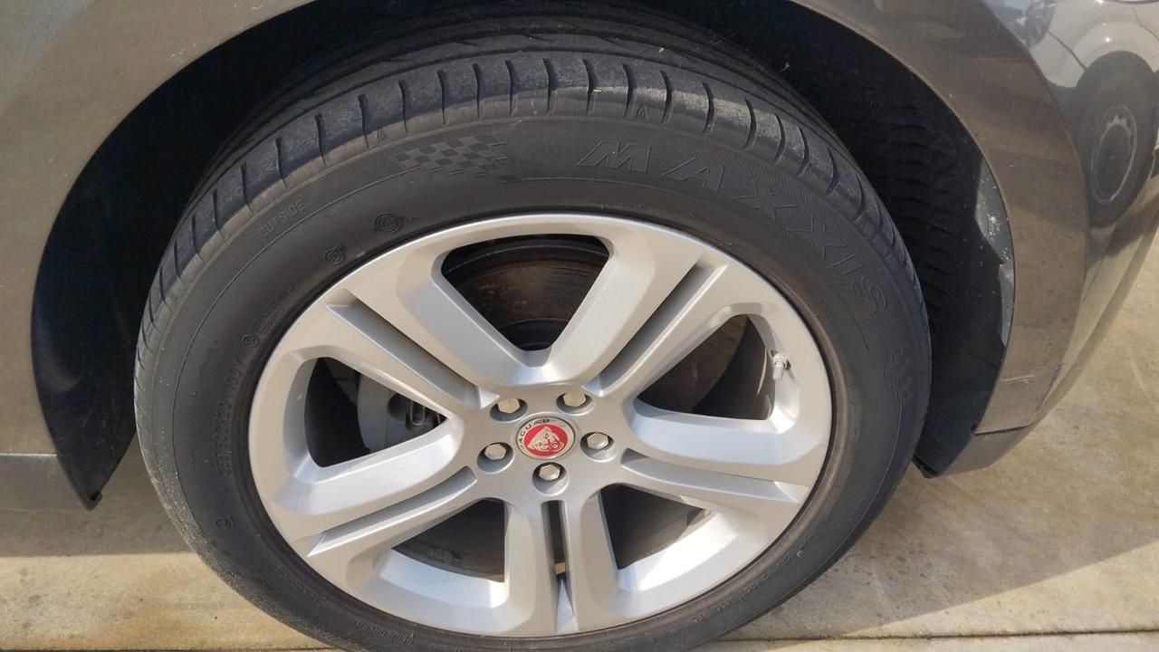 Jaguar F-Pace 2.0d i4 Prestige awd 180cv auto my18