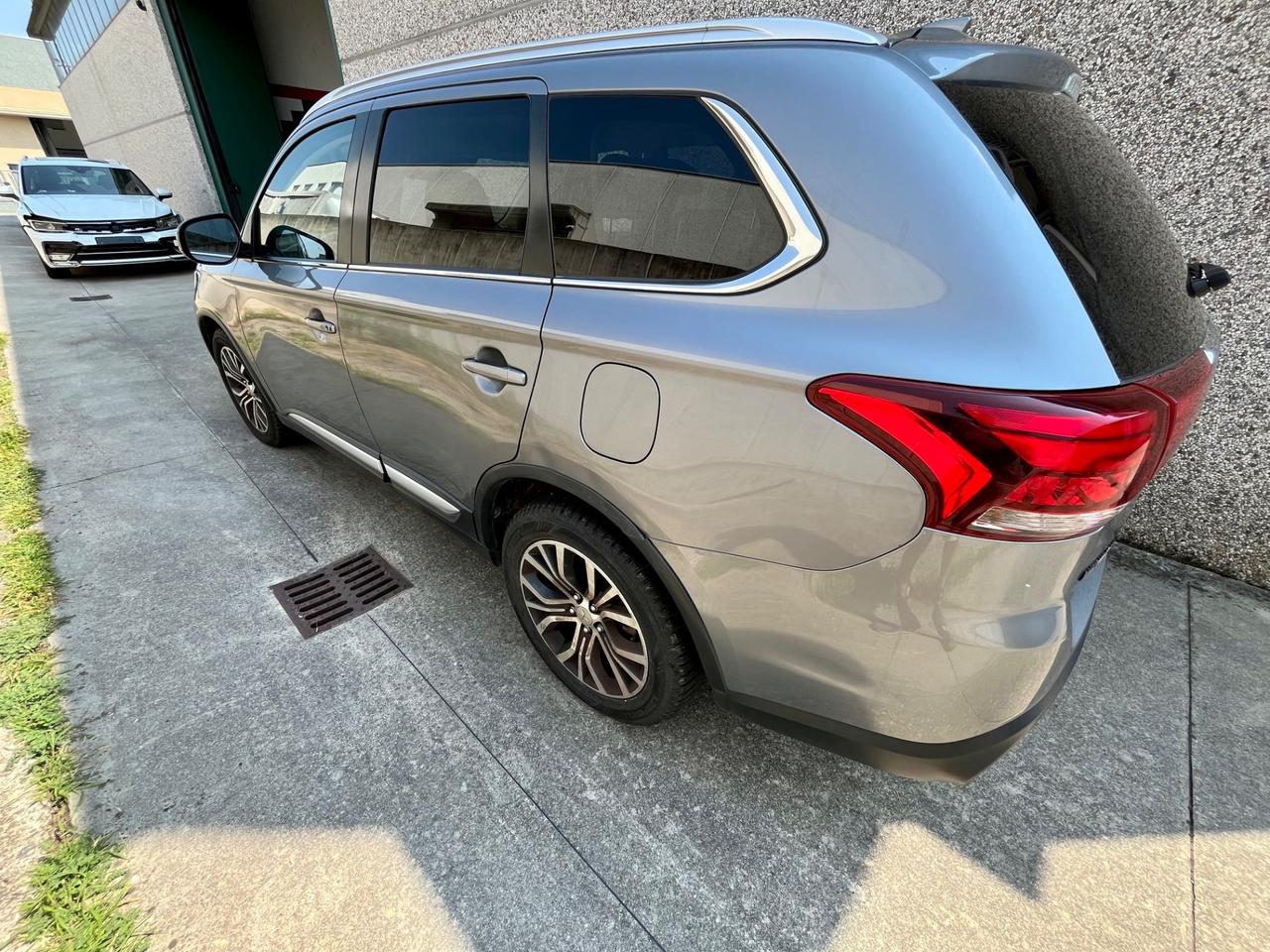 Mitsubishi Outlander 2.2 DI-D 4WD Instyle Plus SDA 7 posti
