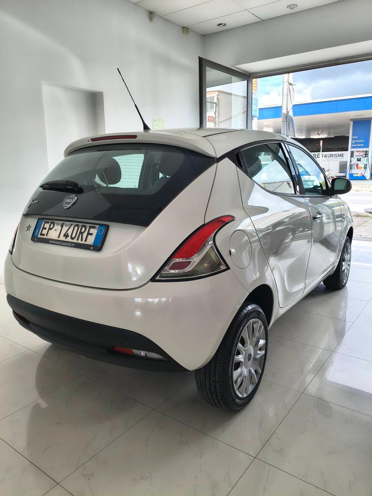 Lancia Ypsilon 0.9 TwinAir 85 CV 5 porte Metano Ecochic Silver