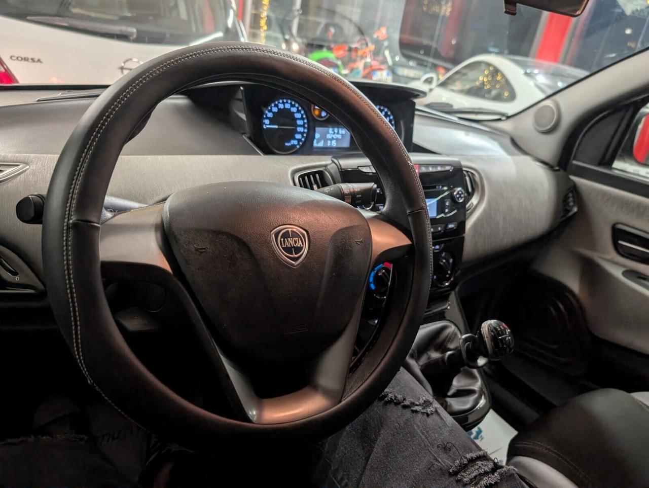 Lancia Ypsilon 0.9 TwinAir 85 CV 5 porte Metano Ecochic Silver