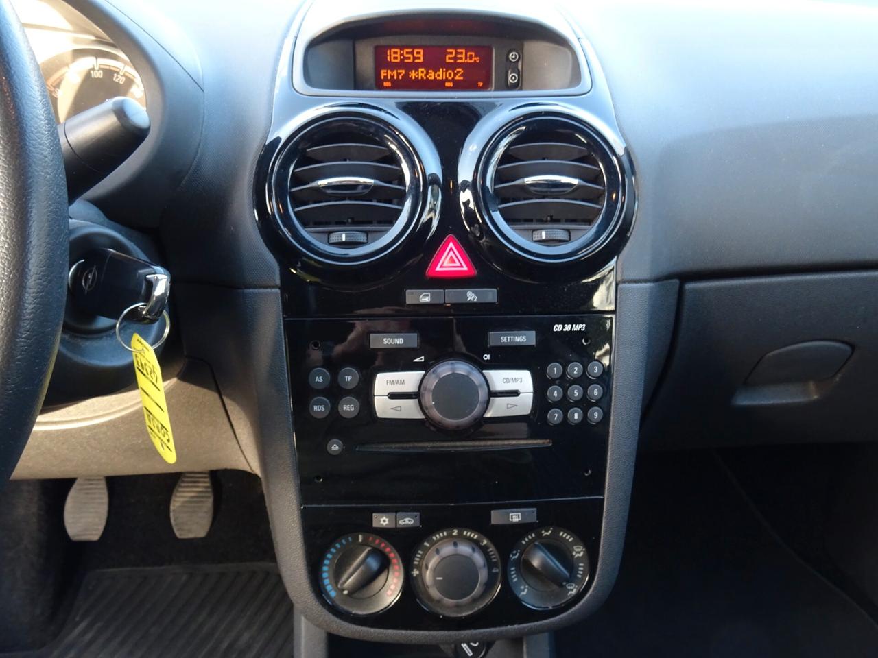 Opel Corsa 1.2 3 porte Club OK NEOPATENTATI