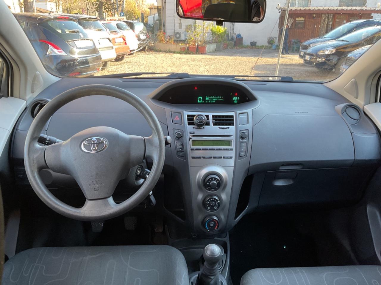 Toyota Yaris 1.0 5 porte Luxury OK NEOPATENTATI