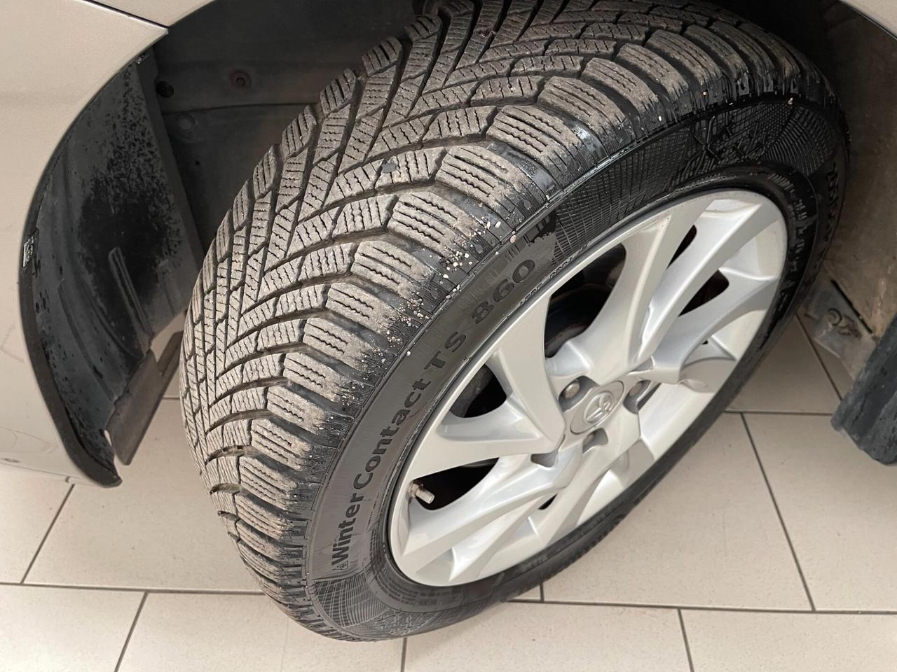 Toyota Auris Business Pack 1.8h cvt-Ok Neopat-LEGGO SOTTO