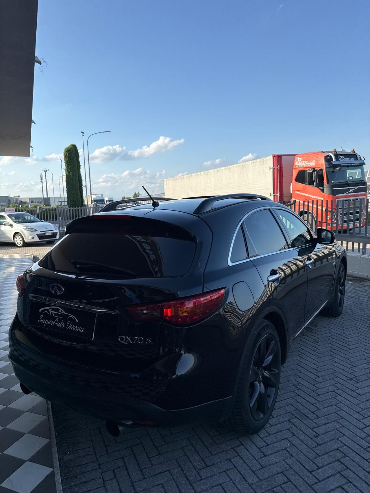 Infiniti QX70 3.0 diesel V6 AT S Design