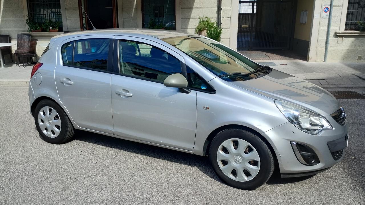 Opel Corsa 1.2 5 porte Club NEOPATENTATI
