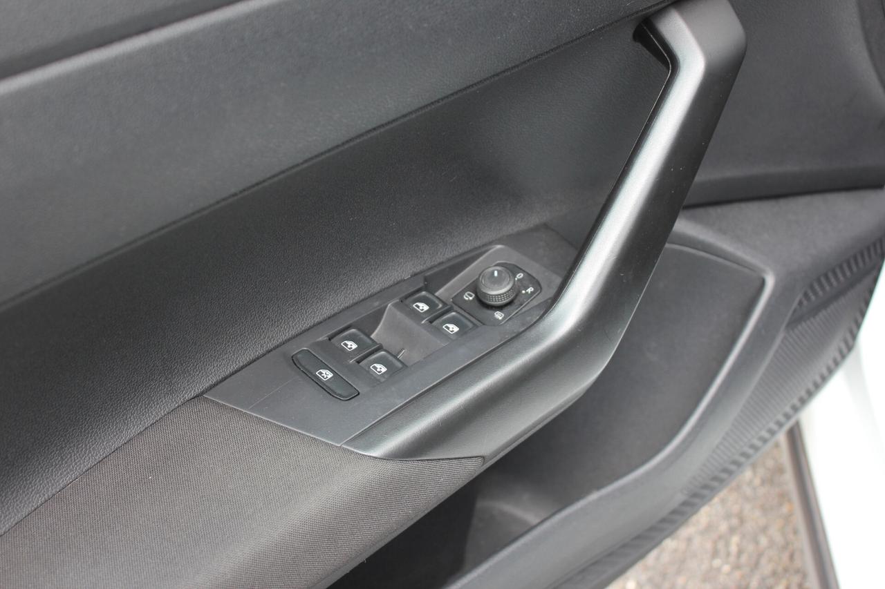 Volkswagen Taigo 1.0 TSI 95 CV LIFE NAVY APPLE CARPLAY CLIMA AUTO BI-ZONA