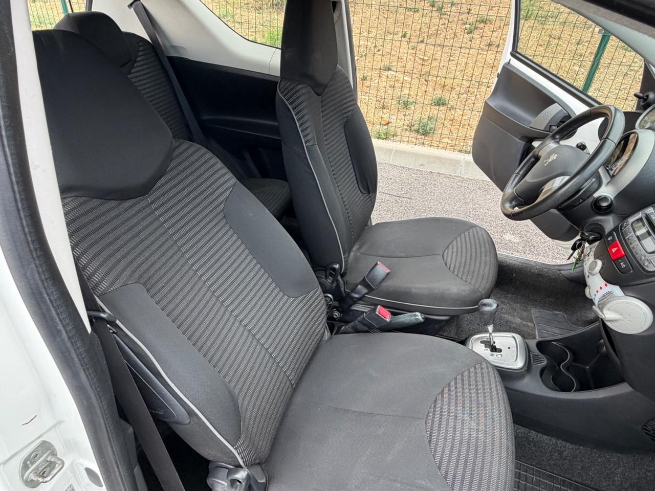 Peugeot 107 CON CAMBIO AUTOMATICO NEOPATENTATI