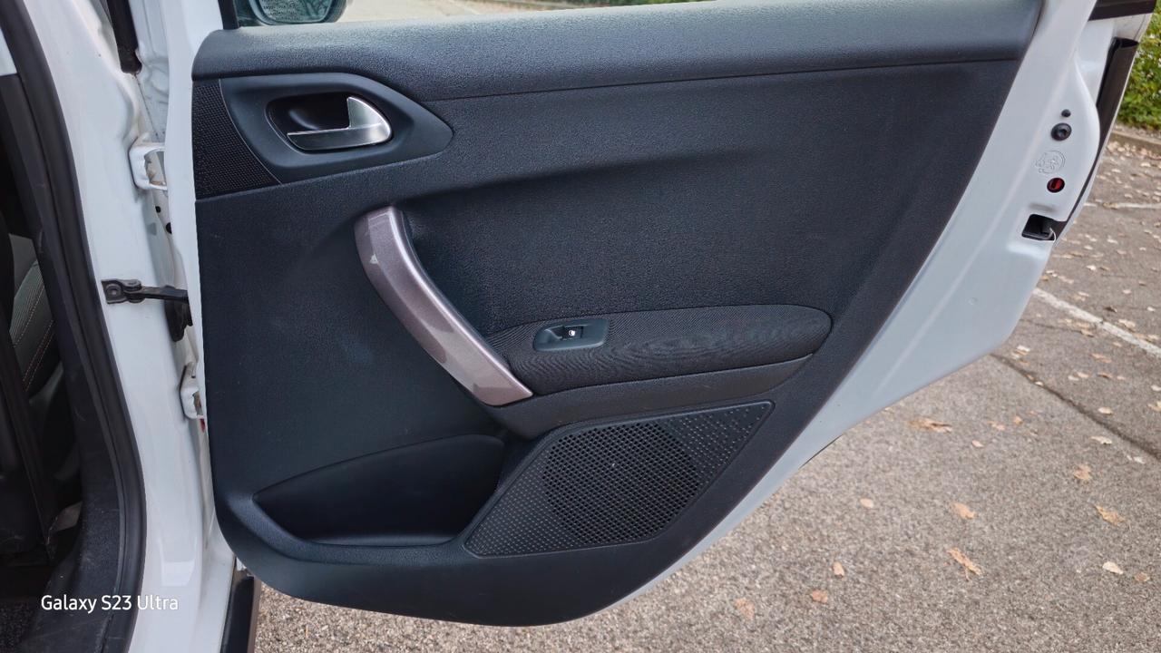 Suv PEUGEOT 2008 EURO 6B OK NEOPATENTATI GARANZIA 12 MESI