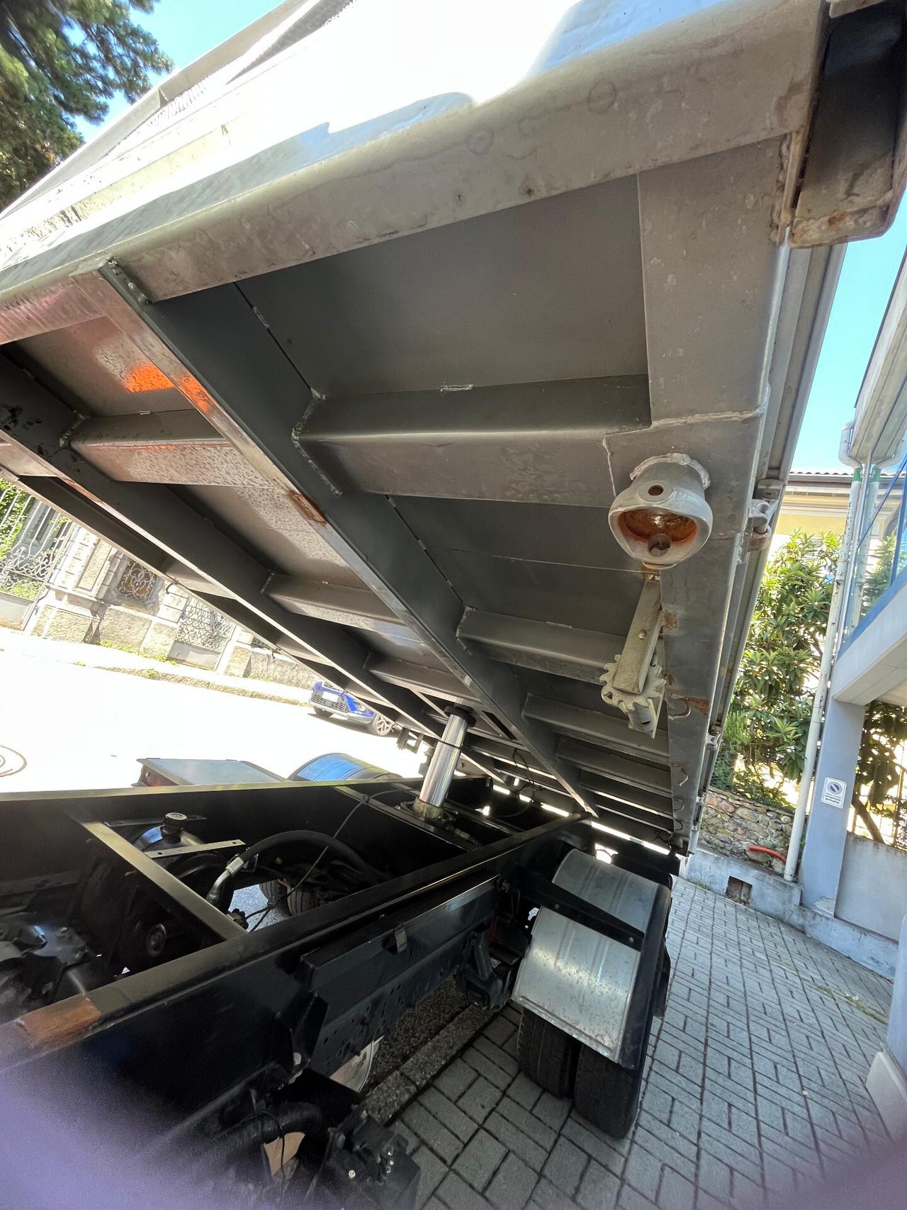 NISSAN CABSTAR 35.13 2.5 TD CASSONE RIBALTABILE TRILATERALE PORTATA 900 KG. RUOTE POSTERIORI GEMELLATE AUTOCARRO 3 POSTI