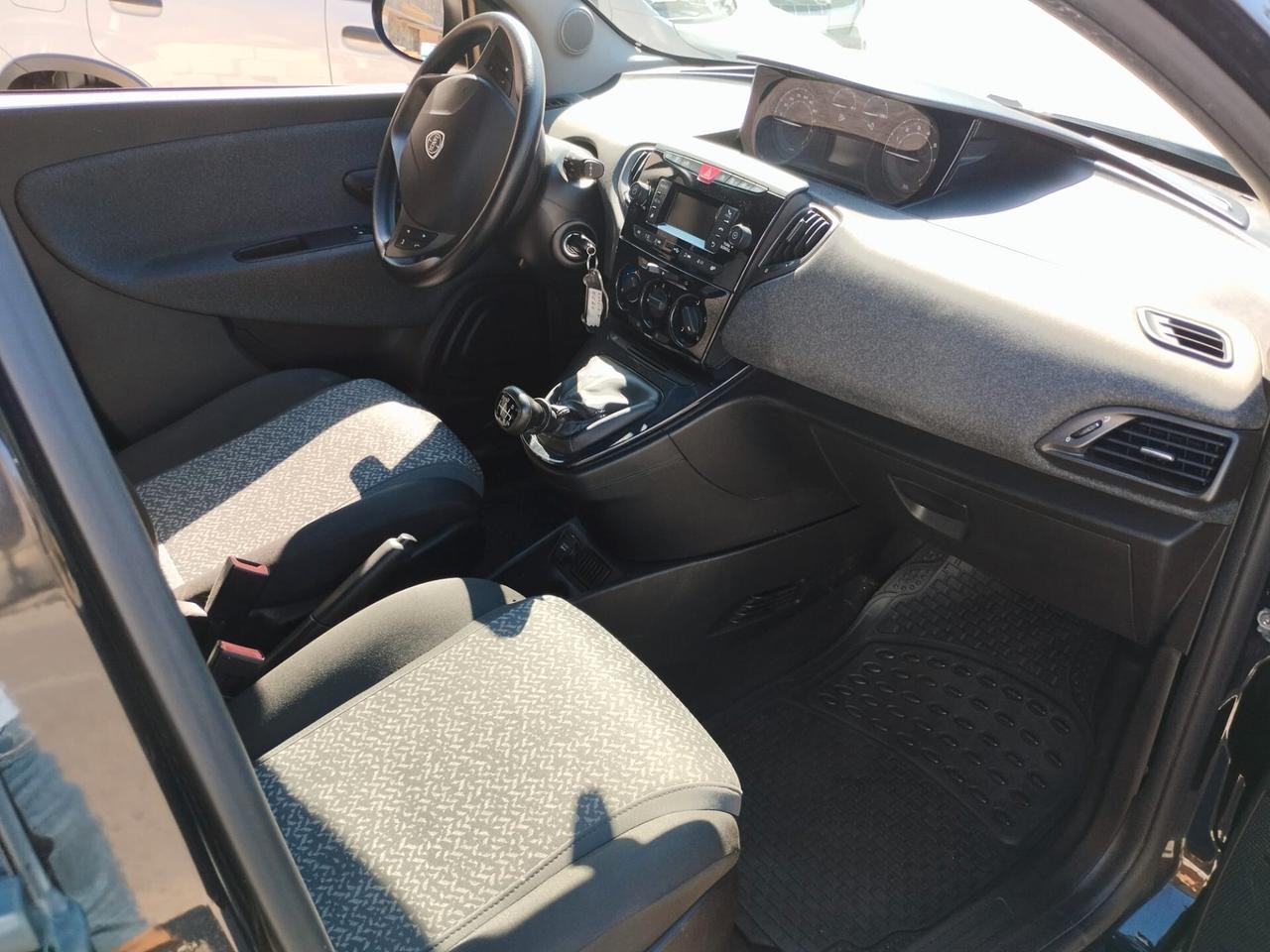 Lancia Ypsilon 1.0 FireFly 5 porte S&S Hybrid Silver