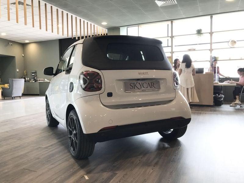 smart fortwo EQ cabrio suitegrey Caricatore da (22kW) Fari Ful Led