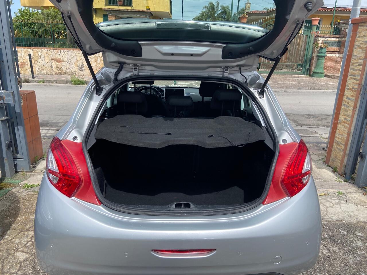 Peugeot 208 1.4 HDi 68 CV 5 porte Allure automatico