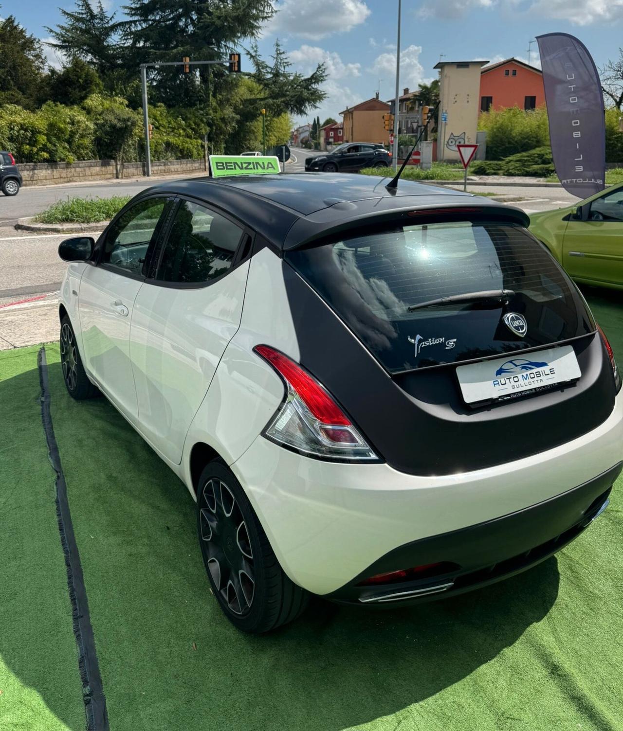 Lancia Ypsilon 1.2 69 CV 5 porte S Momodesign