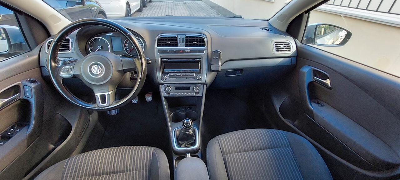 POLO 1,6 DIESEL 90 CV TELEFONO SENSORI COMANDI AL VOLANTE LEGA IMPECCABILE X NEOPATENTATI