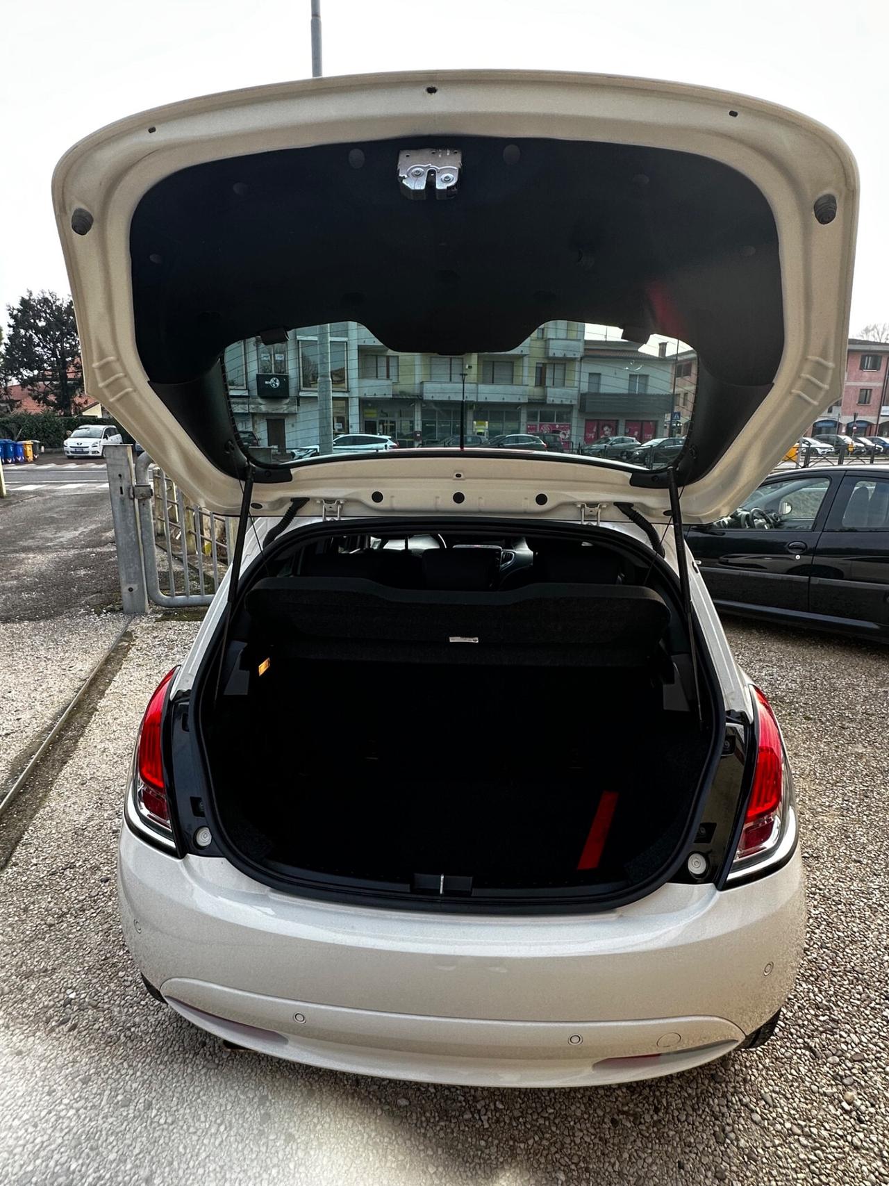 Lancia Ypsilon 1.0 FireFly 5 porte S&S Hybrid Platino