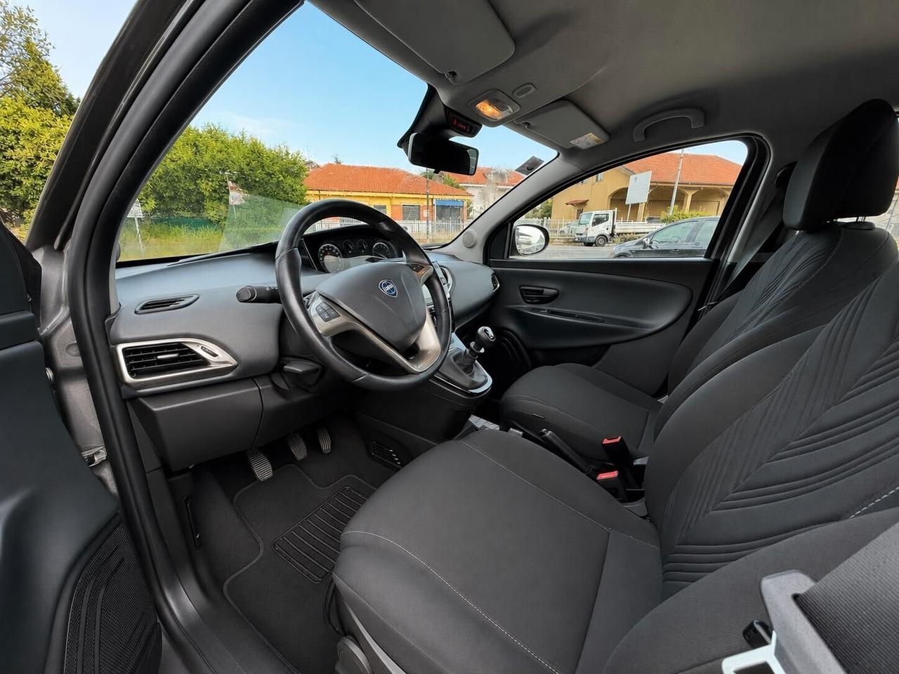 Lancia Ypsilon 1.0 FireFly 5 porte S&S Hybrid Silver