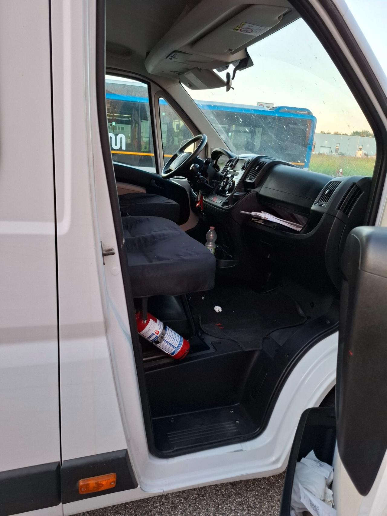 Fiat Ducato 2.3 cassonato con Doppia cabina 7 posti allestito con Gru Fassi