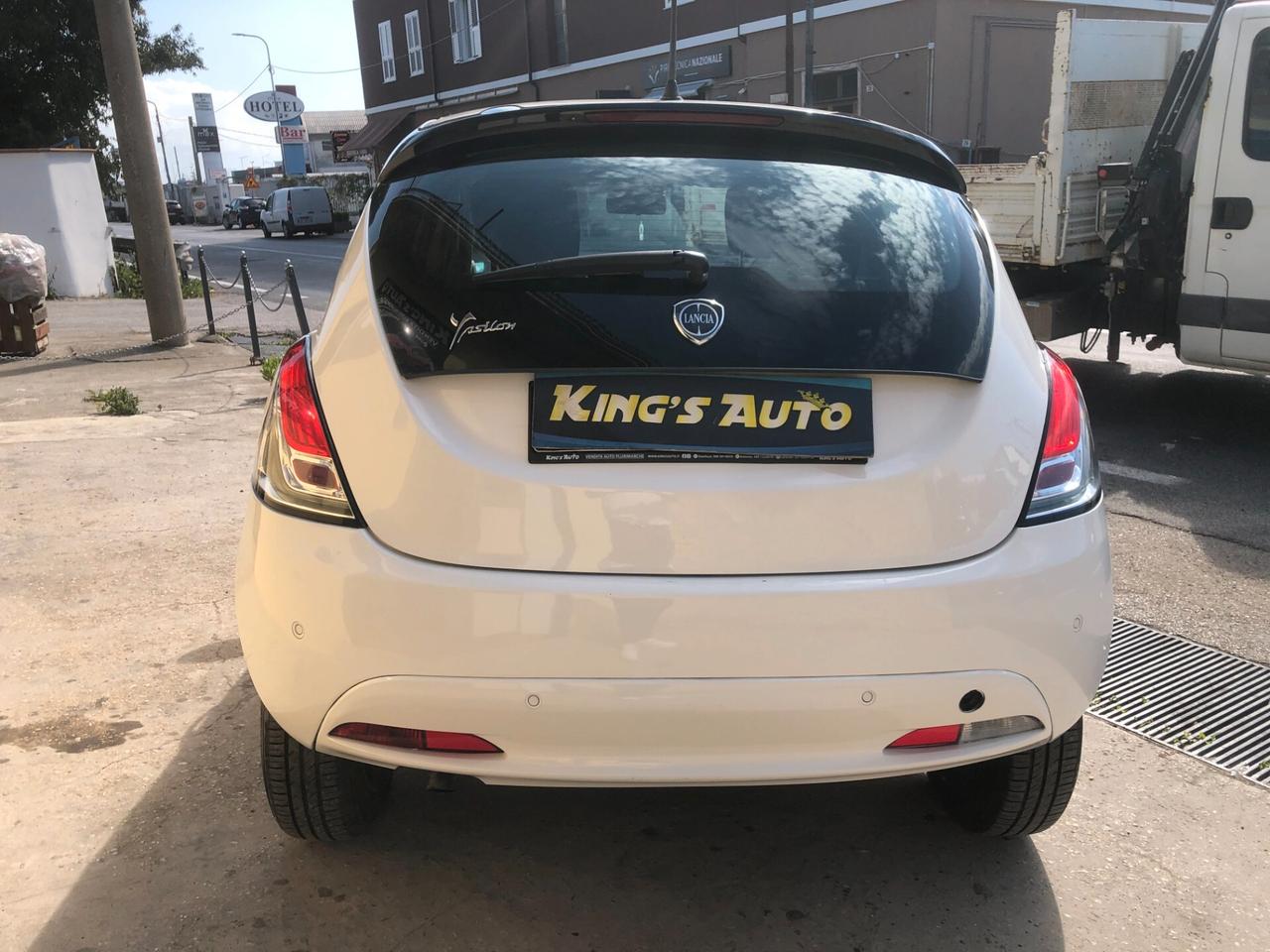 Lancia Ypsilon 0.9 TwinAir 85 CV 5 porte Metano Ecochic Platinum