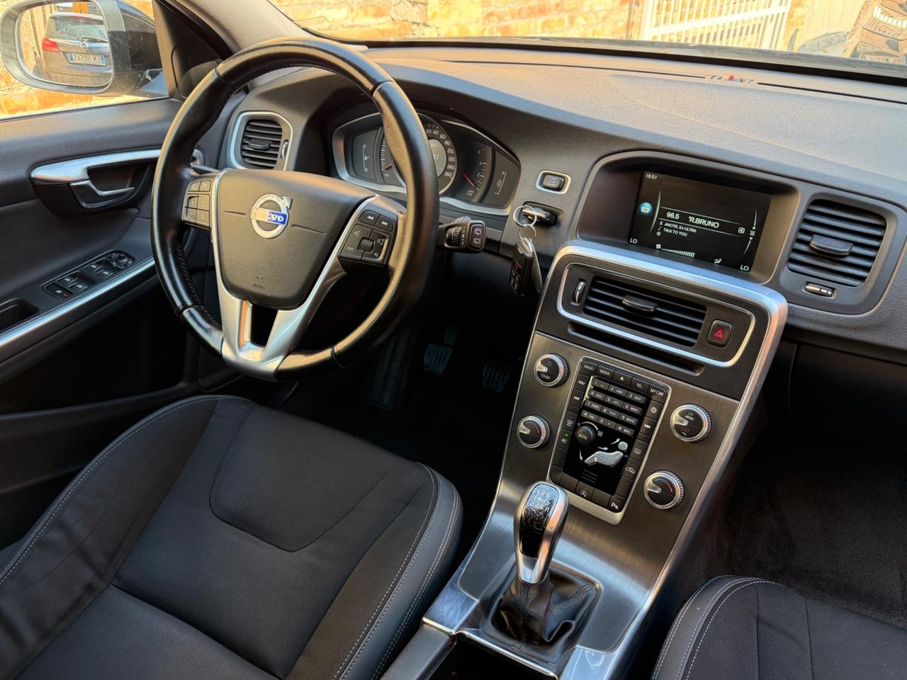 Volvo V60 D4 R-design Momentum
