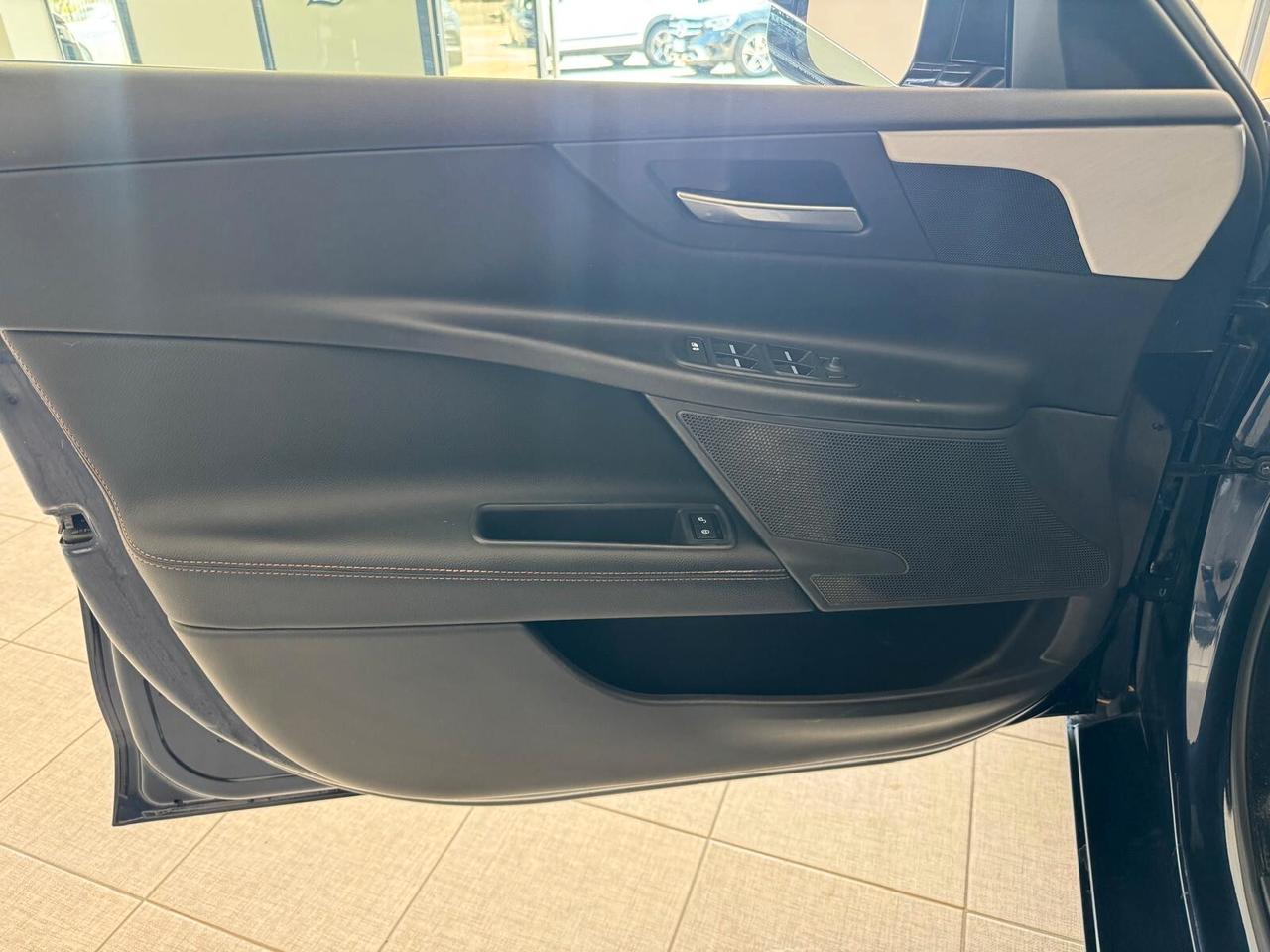 Jaguar XE 2.0 D 180 CV automatica