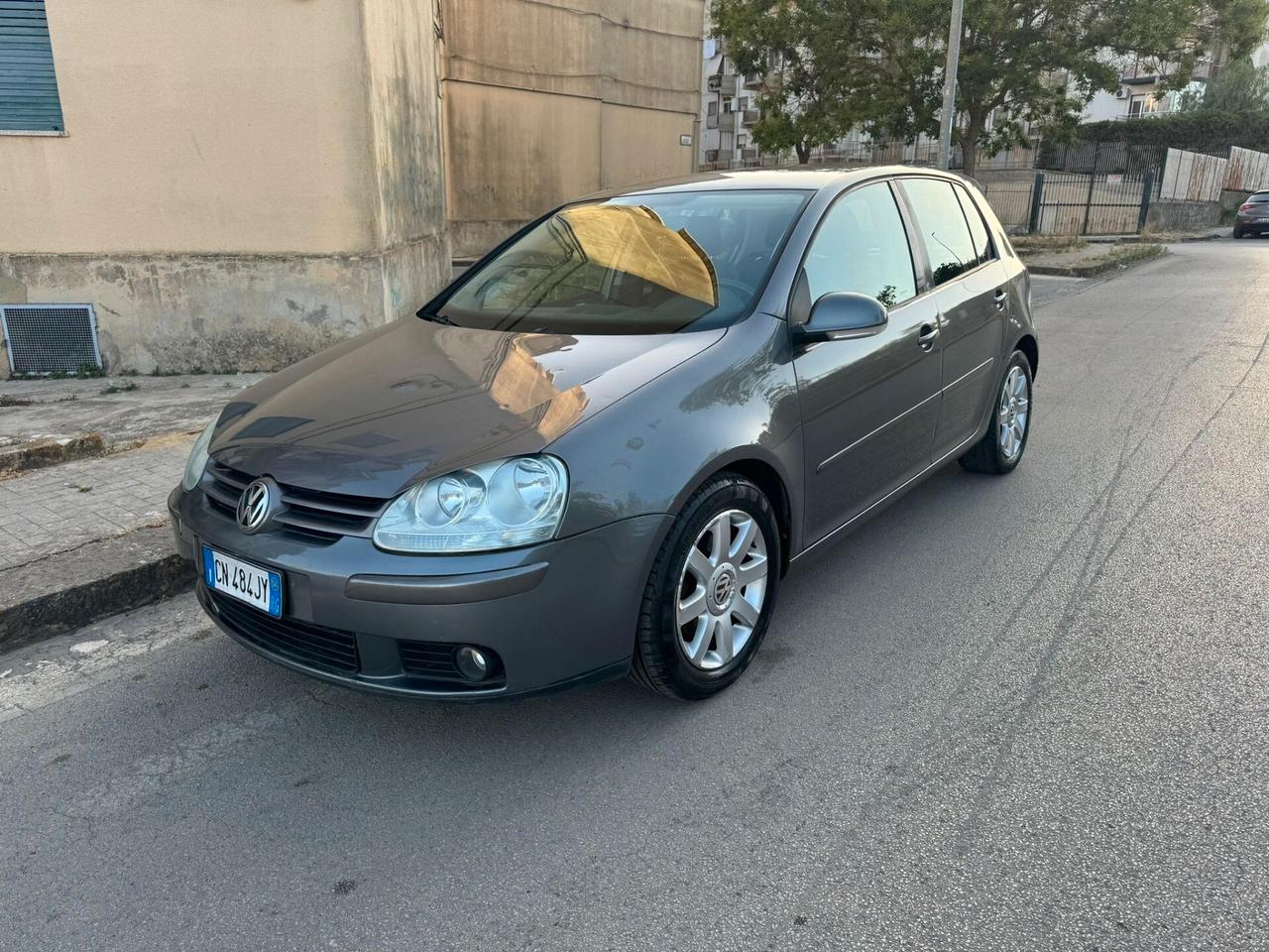 Volkswagen Golf 5serie 1.6 FSI 5p.