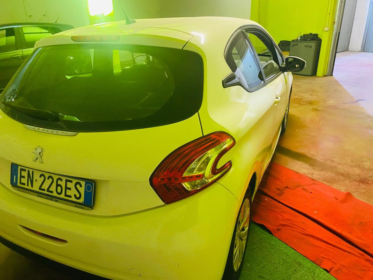 Peugeot 208 1.4 HDi 68 CV 3 porte Allure