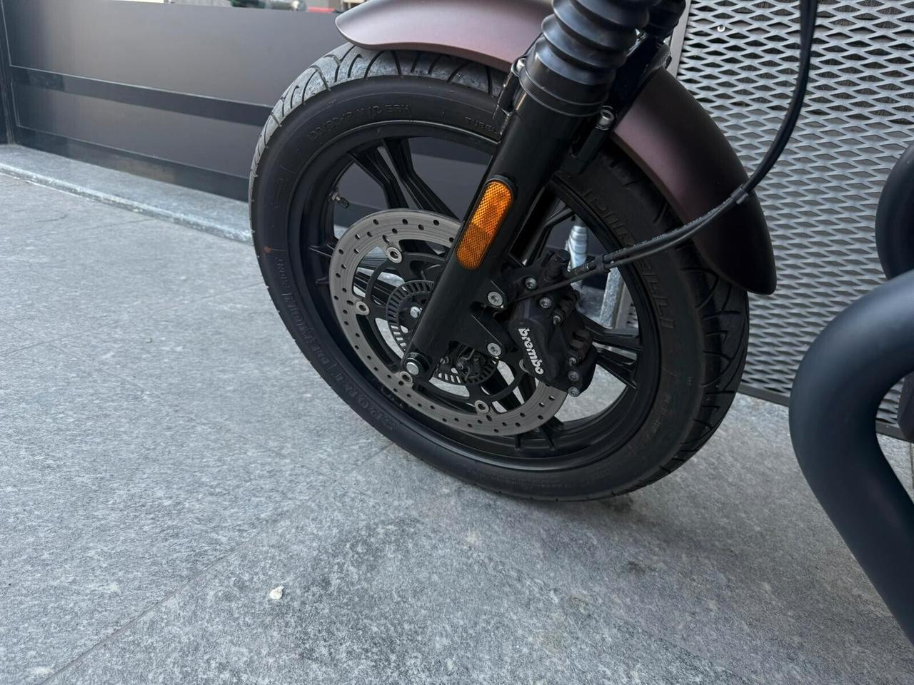 Moto Guzzi V7 night pack