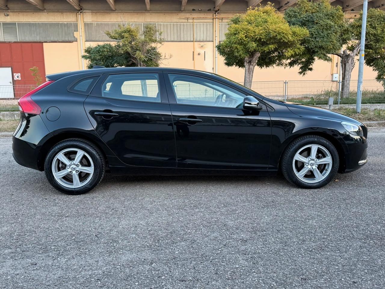 VOLVO V40 2.0 BERLINA DIESEL D2 EURO6B