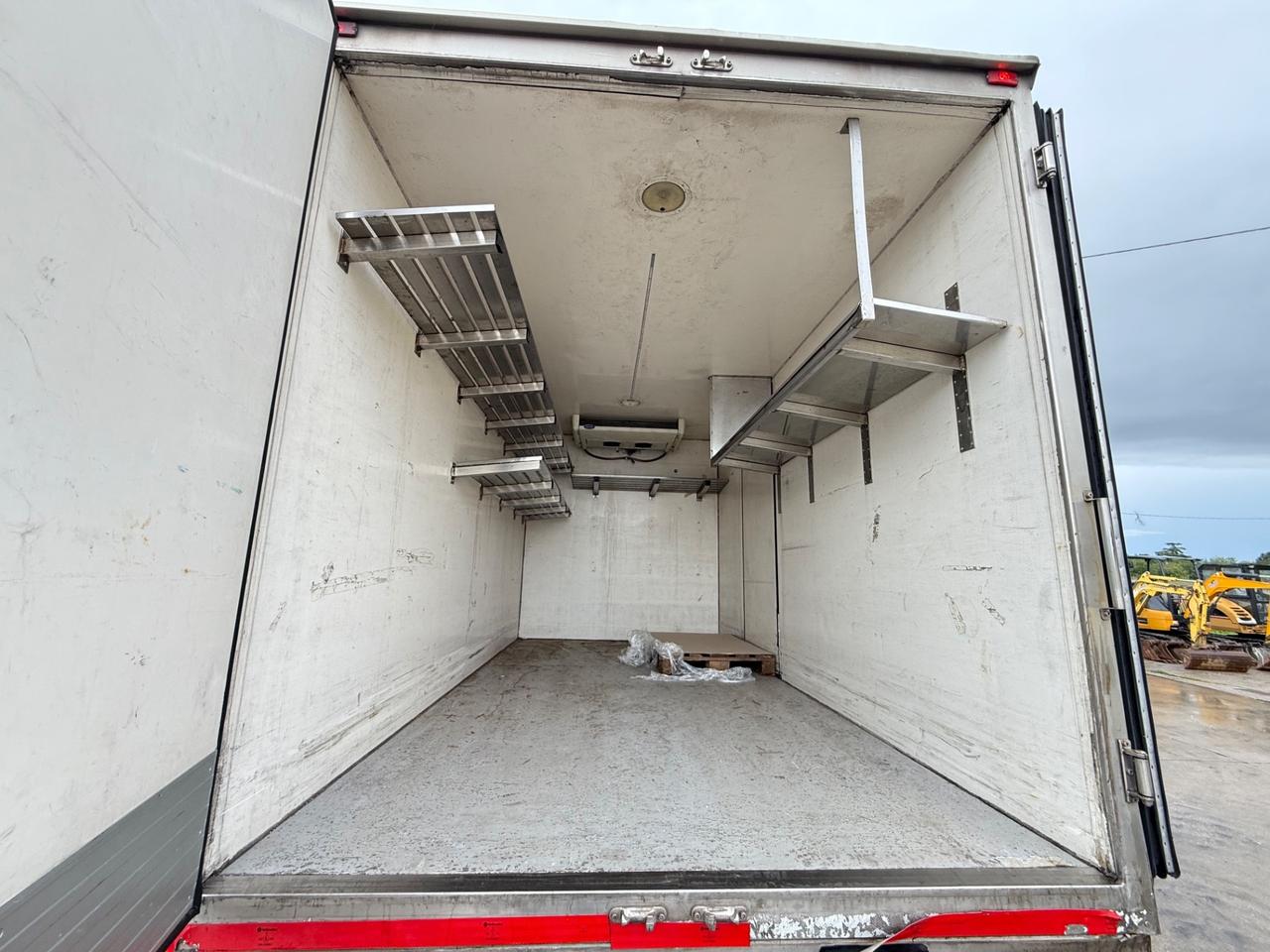 Autocarro IVECO 75E15 isotermico con frigo