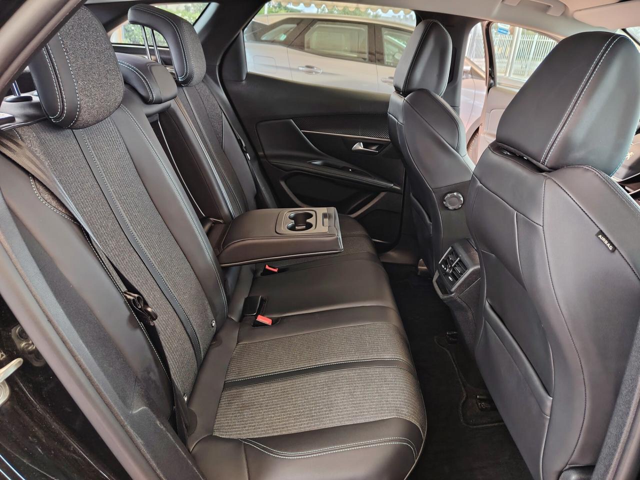 Peugeot 3008 BlueHDi 130 S&S EAT8 Allure 2022 restyling