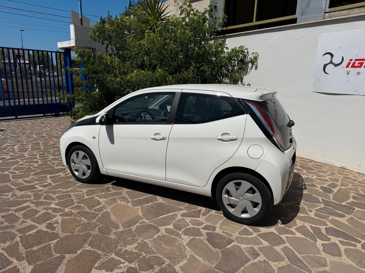 Toyota Aygo 1.0 VVT-i 69 CV 5 porte x-play MMT