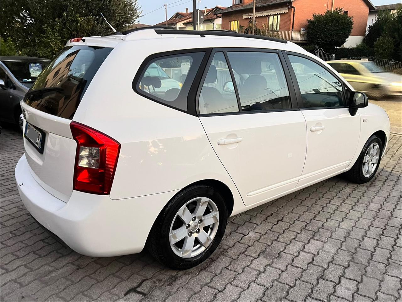 Kia Carens 2.0 con GPL CVVT LX Family