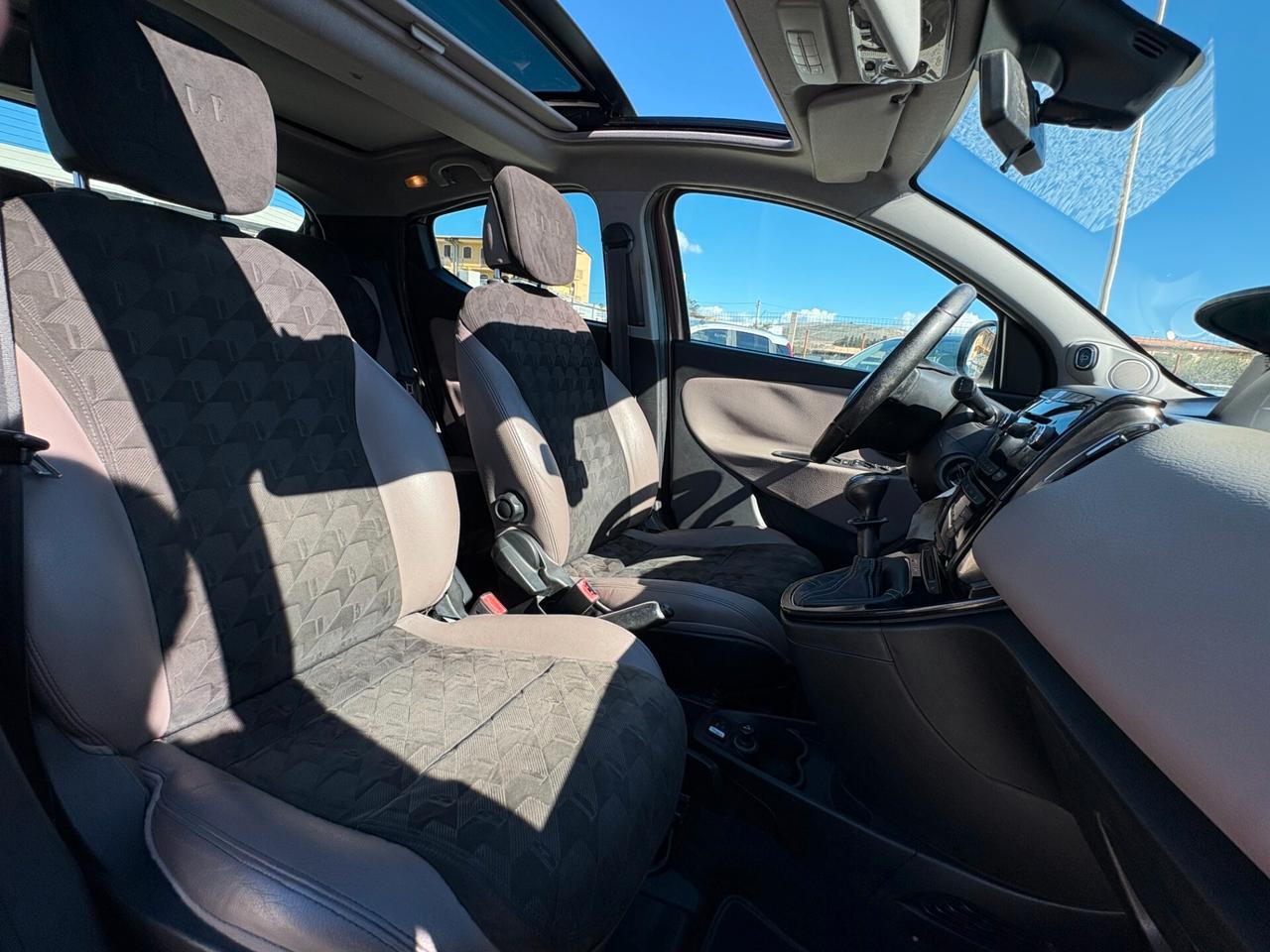 Lancia Ypsilon 1.2 69 CV 5 porte Platinum TETTO APRIBILE