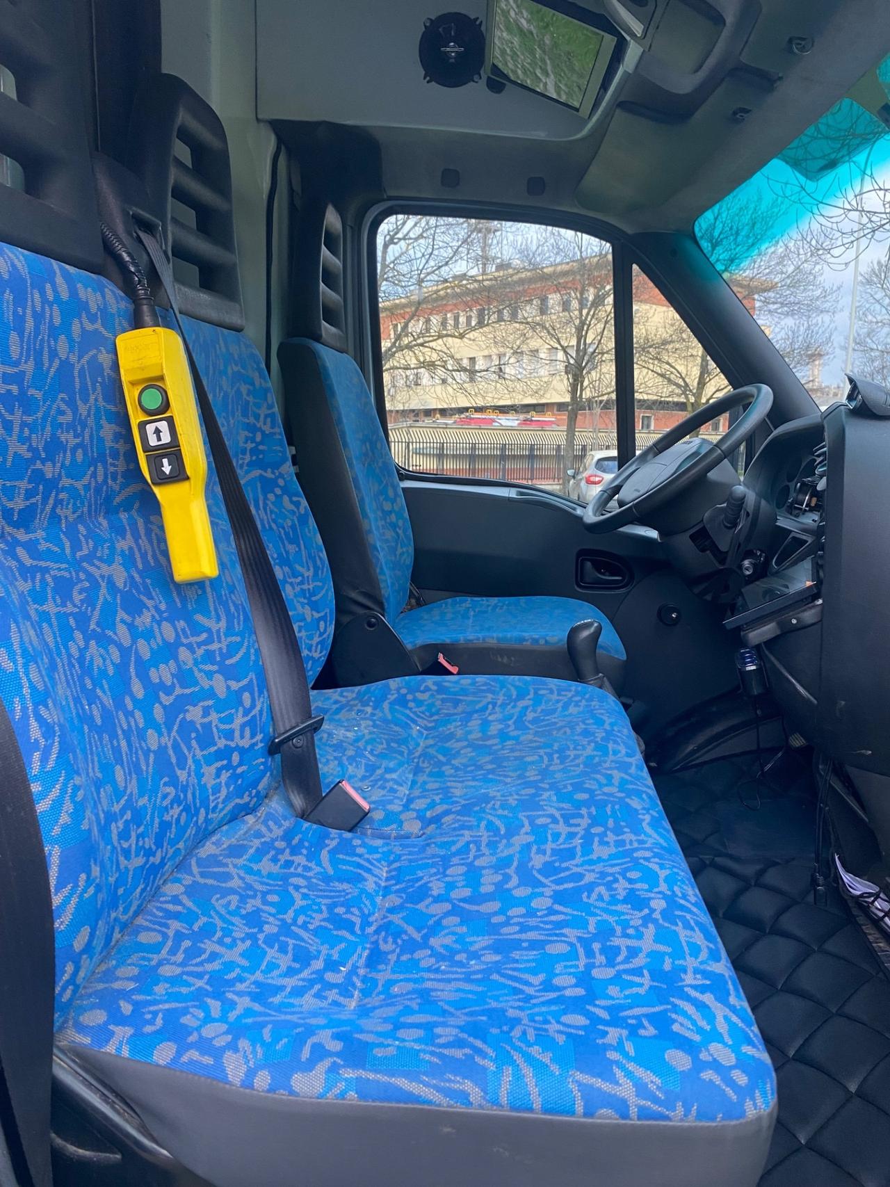 Iveco Daily 50 C11 trasporto per 3 cavalli patente B