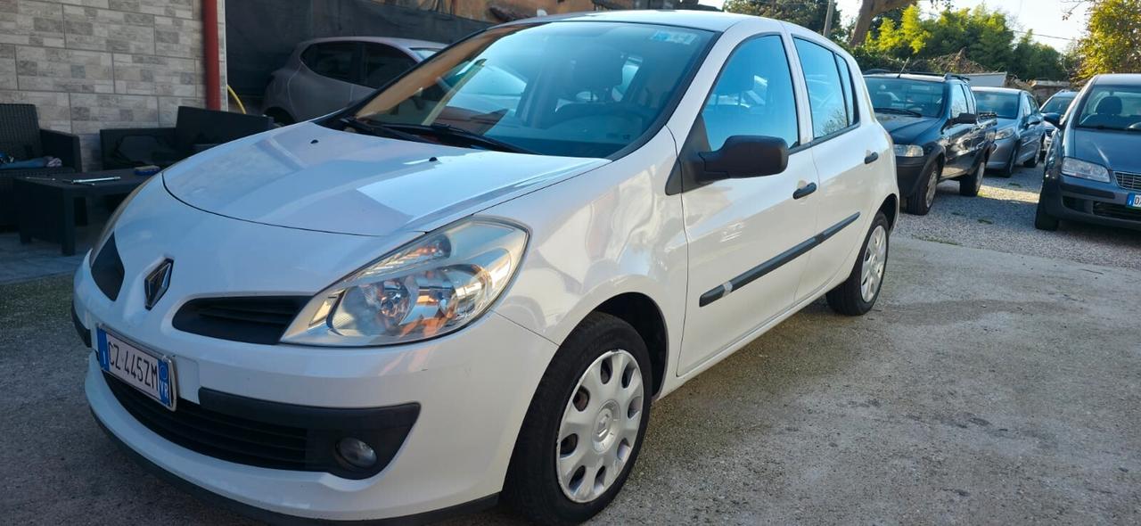 Renault Clio 1.2 16V 5 porte Luxe neopatentati