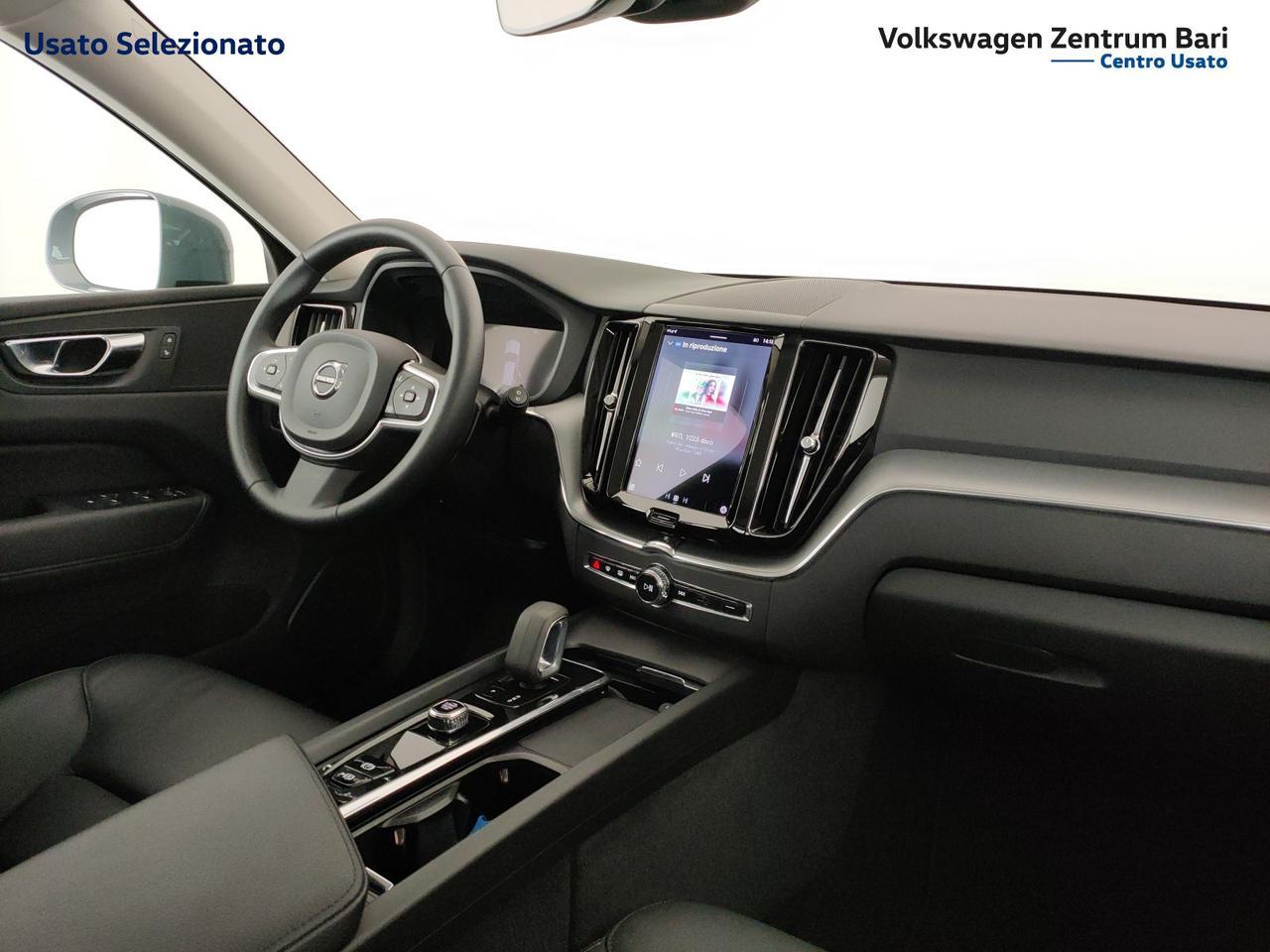 Volvo XC60 2.0 b4 momentum pro awd auto