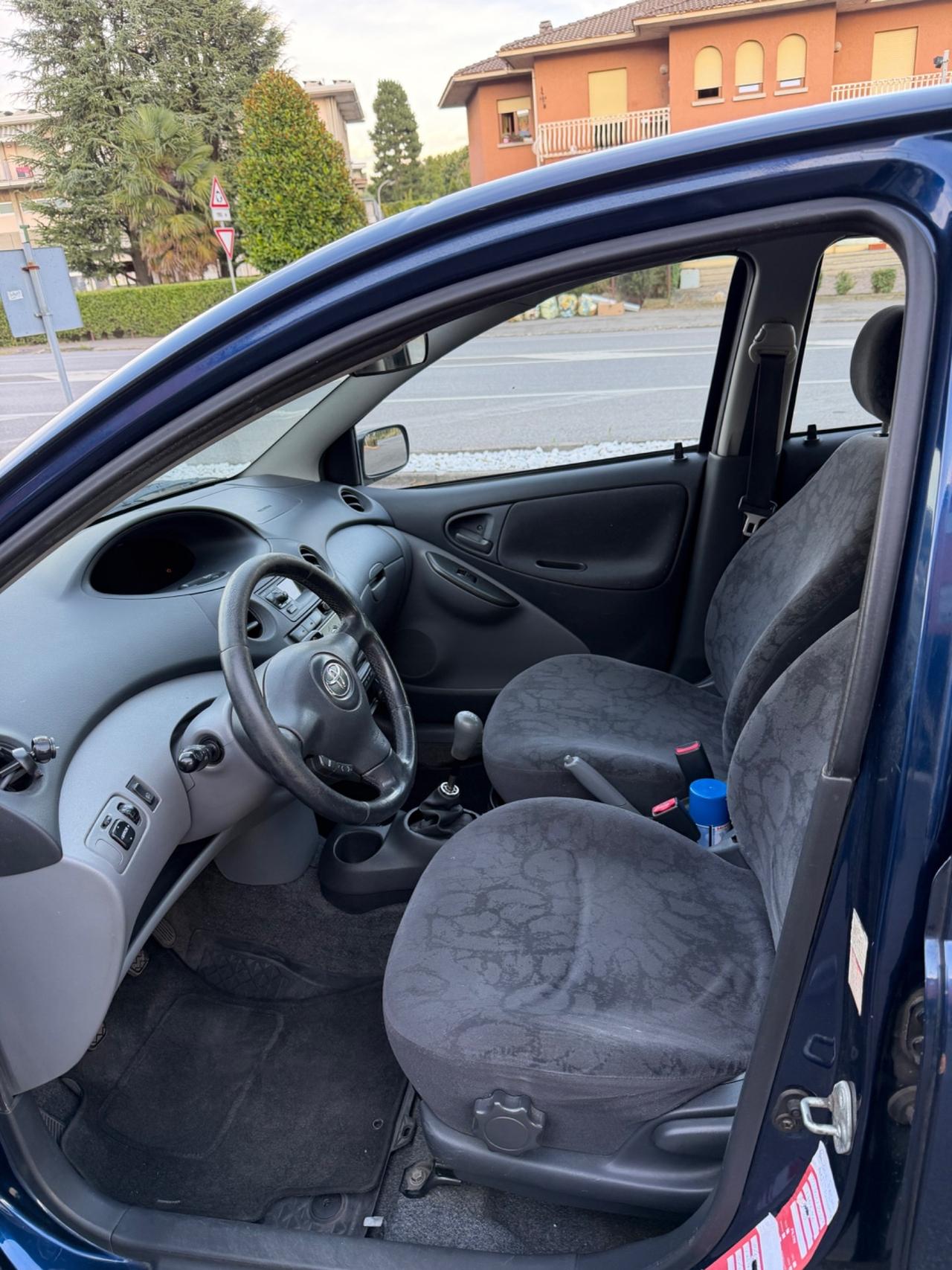 Toyota Yaris 1.0i 16V cat 5 porte Sol