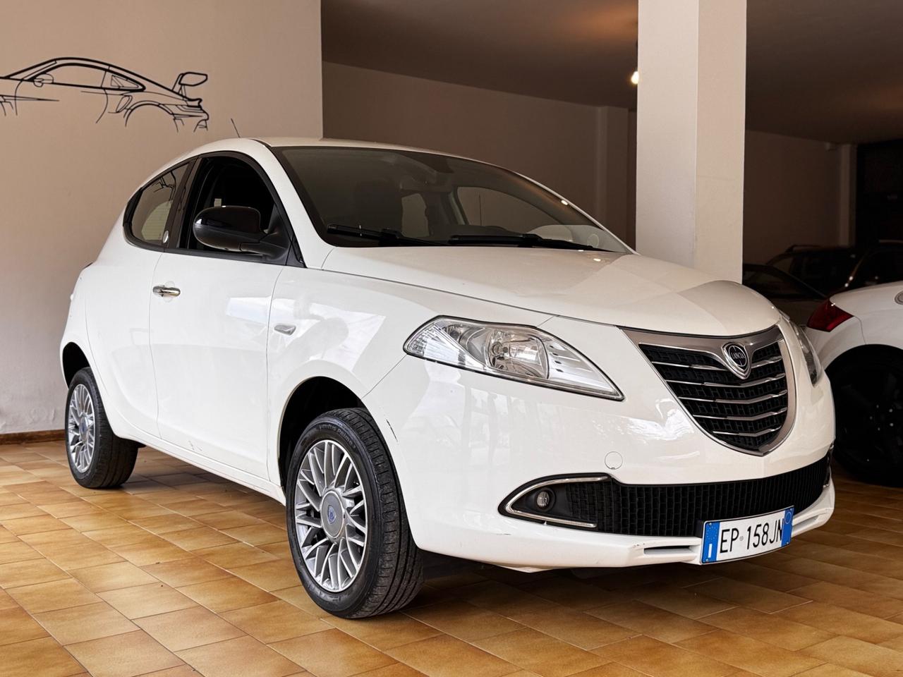 Lancia Ypsilon 0.9 TwinAir 85 CV 5 porte Metano Ecochic Silver